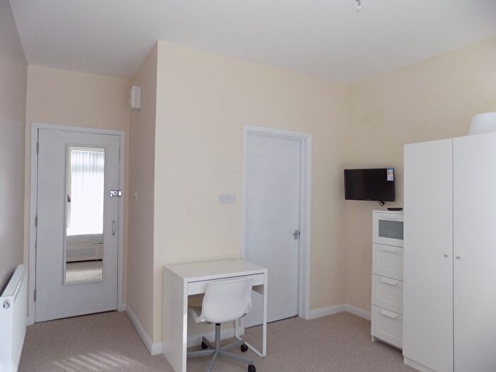 1 Bedroom Studio To Rent In Ashburnham Road, Room, Luton, Bedfordshire, LU1