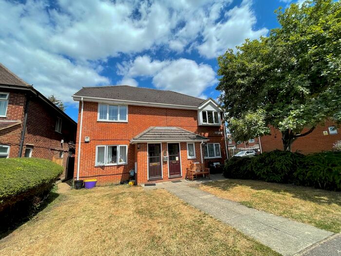 2 Bedroom Maisonette To Rent In Willow Road, Aylesbury, HP19