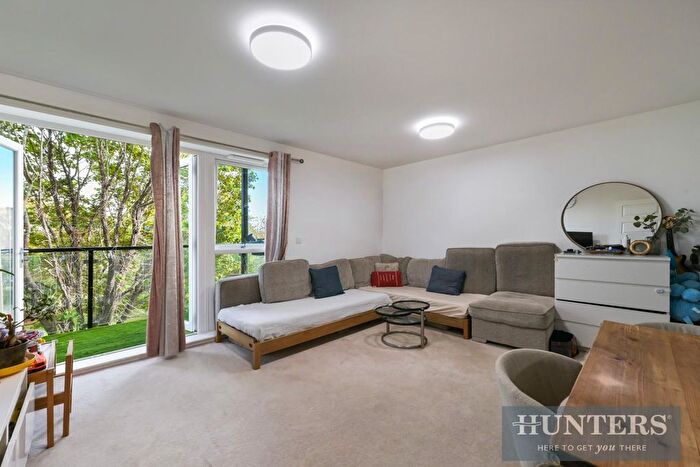 1 Bedroom Flat For Sale In Mayfair Court, Hunting Place, Hounslow, TW5