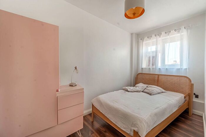 2 Bedroom Flat To Rent In Chalk Hill, Bushey, Watford, WD19