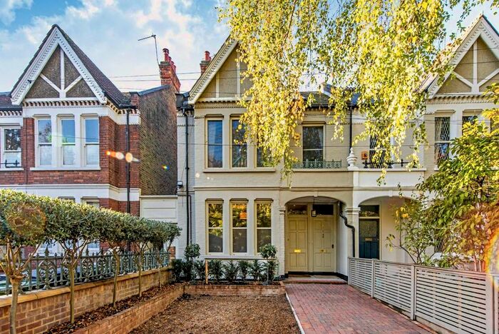 3 Bedroom Flat To Rent In Trouville Road, London, SW4