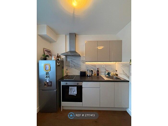 Studio To Rent In Ballards Lane, London, N3