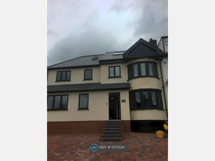 2 Bedroom Flat To Rent In Ridgeway, Woodford Green, IG8