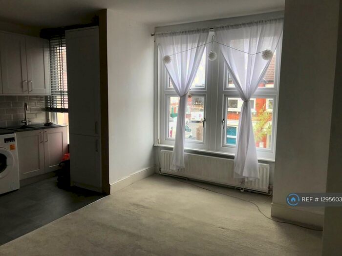 2 Bedroom Maisonette To Rent In (First Floor), London, SE27