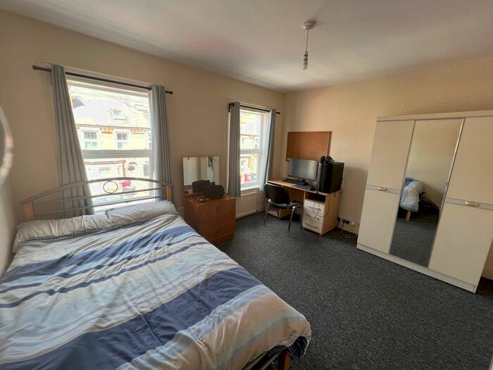 4 Bedroom Terraced House To Rent In Grange Avenue, Reading, RG6