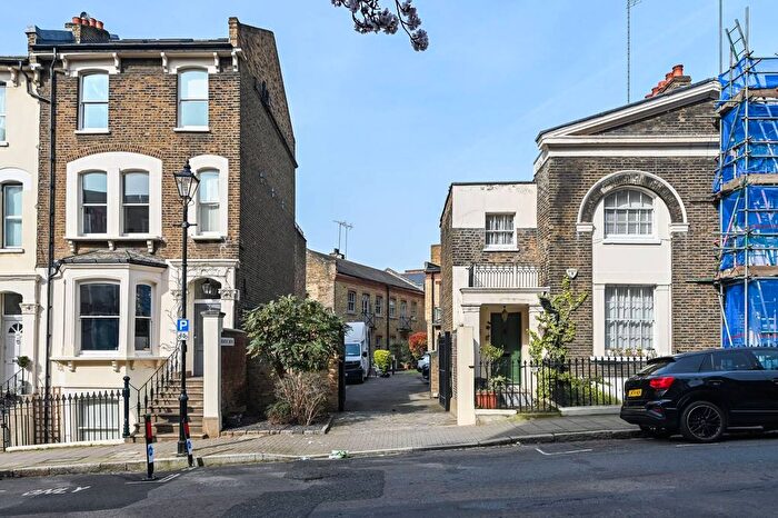2 Bedroom Property For Sale In Hardwicke Mews, Islington, London, WC1X