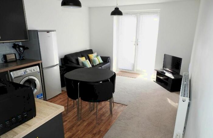 2 Bedroom Flat To Rent In Holderness Road, Hull, HU8