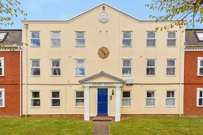 2 Bedroom Flat For Sale In Dove Place, Aylesbury, HP19