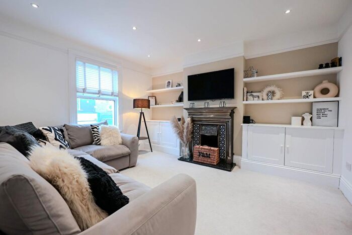 2 Bedroom Flat For Sale In Broadway, Leigh-On-Sea, SS9