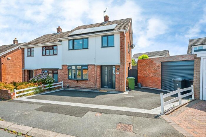 3 Bedroom Semi-Detached House For Sale In Greenhill Close, Dosthill, Tamworth, Staffordshire, B77