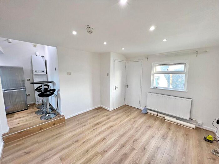 2 Bedroom Flat To Rent In Egerton Crescent, Manchester, M20