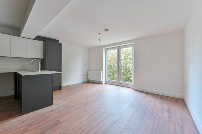 2 Bedroom Flat To Rent In Peckham Rye, Peckham Rye, London, SE15