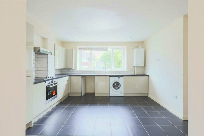 3 Bedroom Apartment To Rent In Nether Street, North Finchley, London, N12