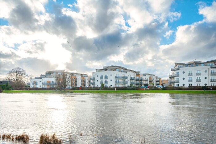 2 Bedroom Flat For Sale In Bridge Wharf, Chertsey, Surrey, KT16