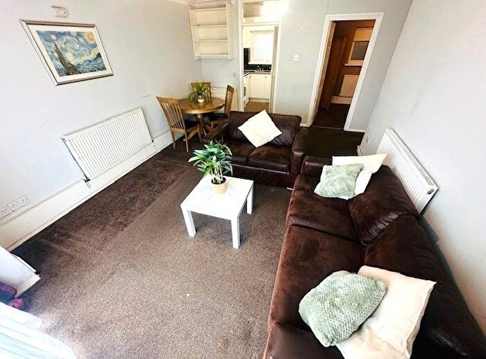 3 Bedroom Flat To Rent In Deborah Close, Isleworth/Ostereley, TW7