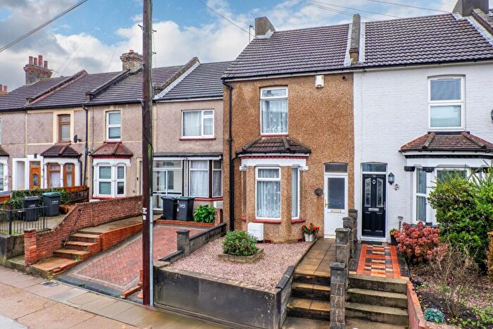 3 Bedroom End Of Terrace House For Sale In Springhead Road, Northfleet, Gravesend, DA11