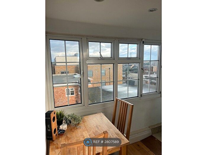 Studio To Rent In High St, Barnet, EN5