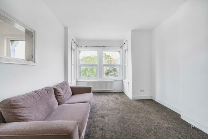 2 Bedroom Apartment To Rent In Oakhurst Grove, London, Greater London, SE22