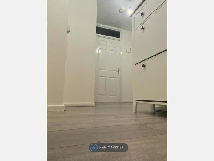 2 Bedroom Flat To Rent In Pursers Court, Slough, SL2