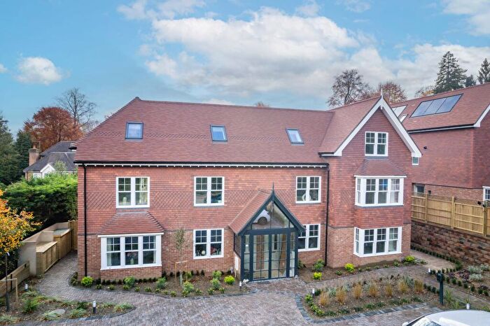 4 Bedroom End Of Terrace House For Sale In Hollymeoak Road, Coulsdon, CR5