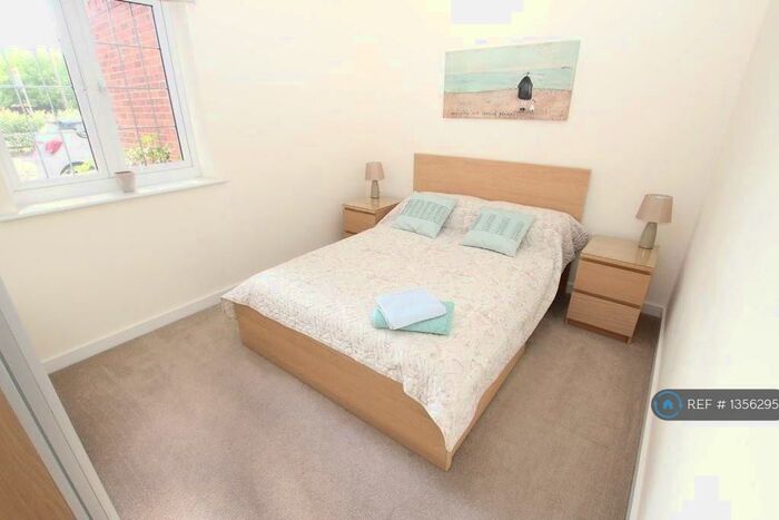 2 Bedroom Flat To Rent In Reading Road, Wokingham, RG41