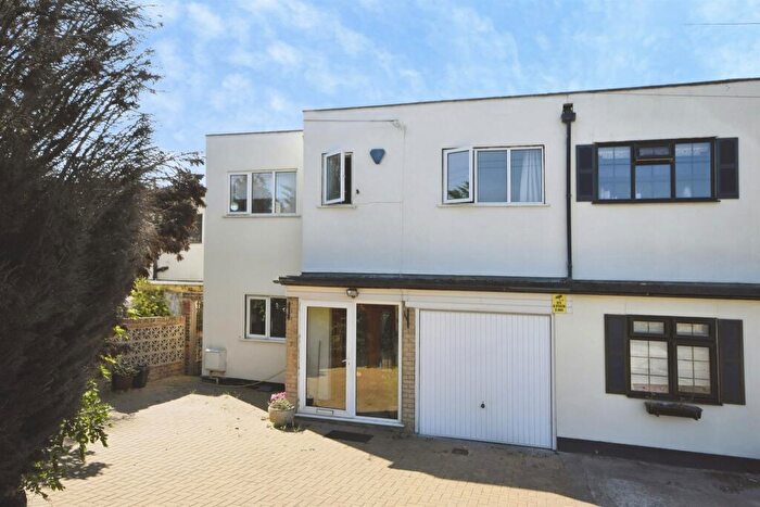 4 Bedroom Semi Detached House For Sale In Eastern Avenue East, Romford, RM2