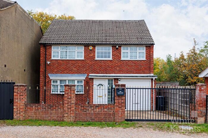 4 Bedroom Detached House For Sale In Wykeham Road, Reading, Berkshire, RG6