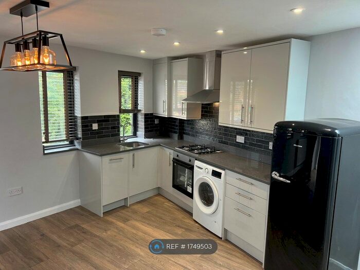 2 Bedroom Flat To Rent In Chalfont Road, Maple Cross, Rickmansworth, WD3