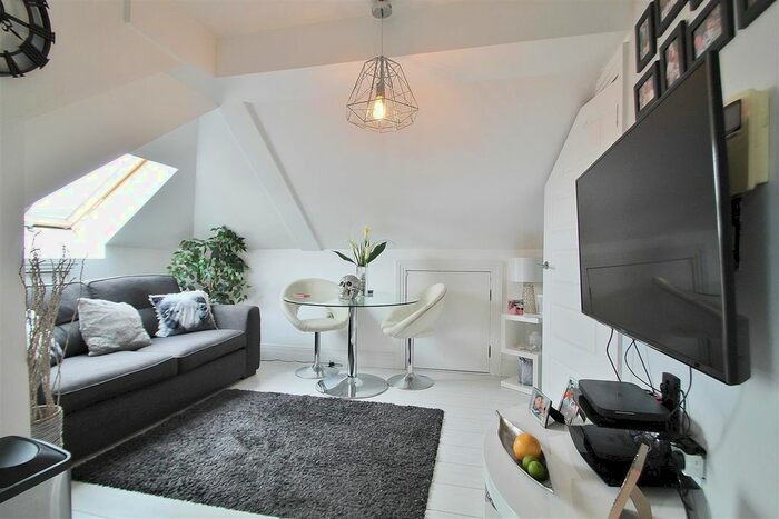 2 Bedroom Flat To Rent In Uxbridge Road, Hampton Hill, Hampton, TW12