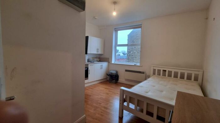 Flat To Rent In Holloway Road, London, N19