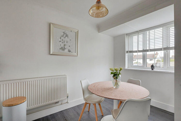 3 Bedroom Terraced House For Sale In Lodge Close, Rayleigh, SS6