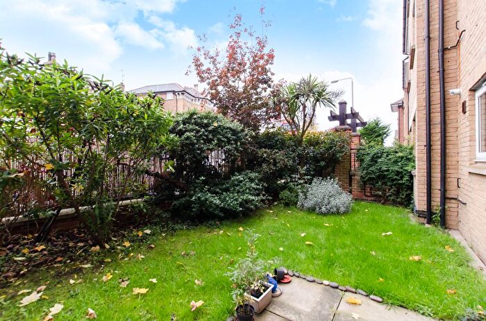 2 Bedroom Flat To Rent In St James's Drive, Wandsworth Common, London, SW12