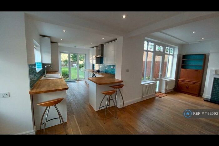 4 Bedroom Semi-Detached House To Rent In Queens Avenue, Meols, Wirral, CH47