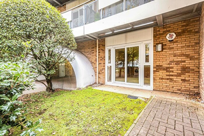 2 Bedroom Apartment To Rent In Branagh Court, RG30