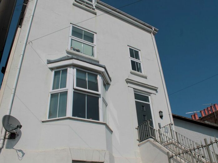 2 Bedroom Flat To Rent In Grovehill Road, Redhill RH1