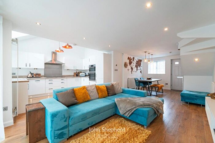 2 Bedroom Semi Detached House For Sale In Tilesford Close, Shirley, Solihull, West Midlands, B90