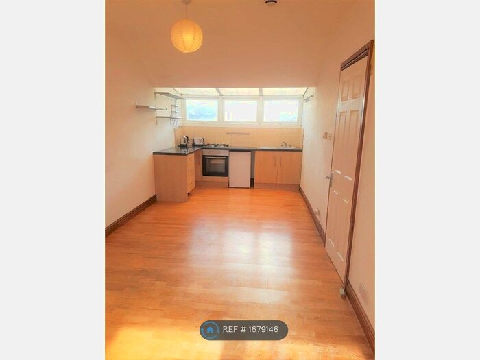 3 Bedroom Flat To Rent In Vale Road, London, N4