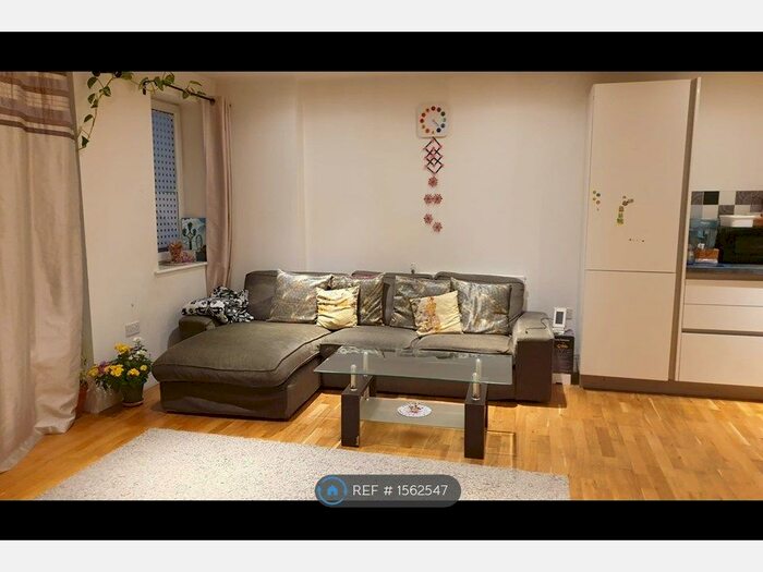 2 Bedroom Flat To Rent In Topaz Apartments, Hounslow, TW3