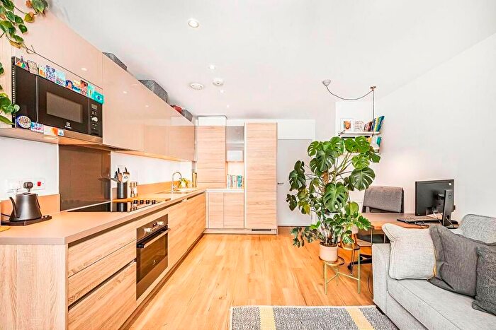 2 Bedroom Flat To Rent In Cricklewood, London, NW2