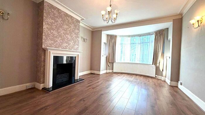 3 Bedroom Garage / Parking To Rent In Northwood Gardens, Ilford, IG5