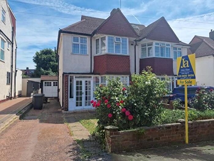 3 Bedroom Semi Detached House For Sale In Daneswood Avenue, London, SE6