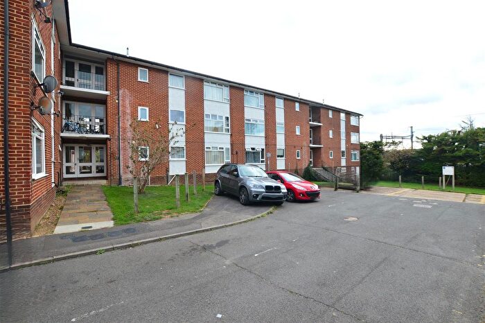 2 Bedroom Flat To Rent In Sandringham Court, Slough, Slough, SL1