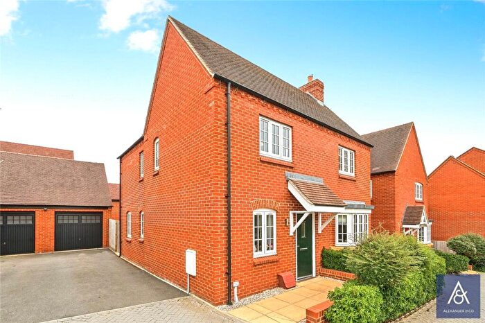 4 Bedroom Detached House For Sale In Otter Close, Brackley, Northamptonshire, NN13