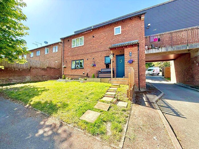 2 Bedroom Maisonette For Sale In Spoondell, Dunstable, LU6