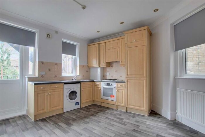 2 Bedroom Flat To Rent In The Broadway, Woodford IG8