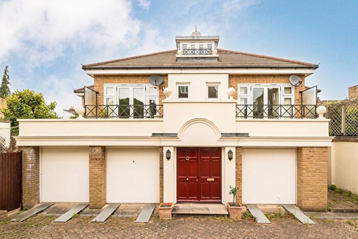 2 Bedroom Flat To Rent In Redwood Mews, Clapham, SW4
