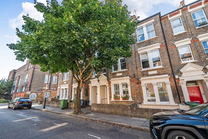 2 Bedroom Flat For Sale In Lofting Road, Islington, London, N1