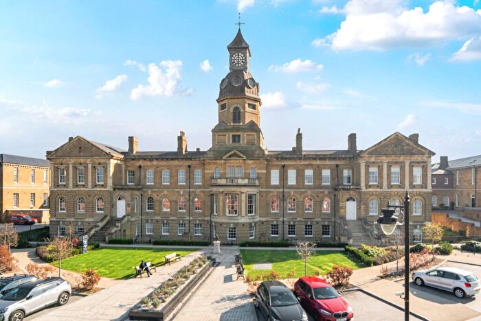 3 Bedroom Flat For Sale In McCarthy Crescent, Wellesley, Aldershot, GU11