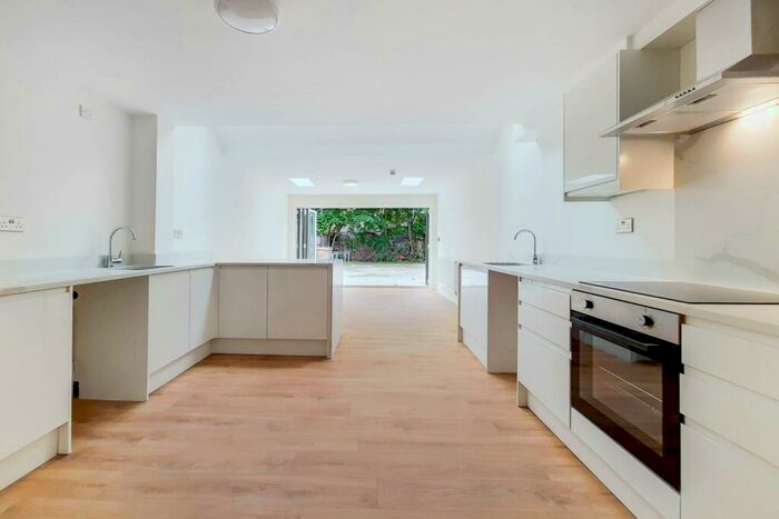 Studio To Rent In Byron Road, Wealdstone, Harrow, HA3