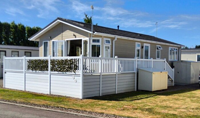 2 Bedroom Mobile/park Home For Sale In Tiddington Road, Stratford-Upon-Avon, CV37